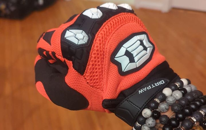 Confirming how stretchable the good mountain bike gloves